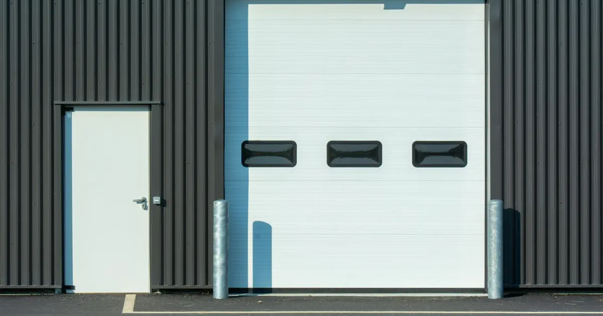 Nowoczesne segmentowe bramy przemysłowe – niezawodność, bezpieczeństwo i efektywność w jednym rozwiązaniu
